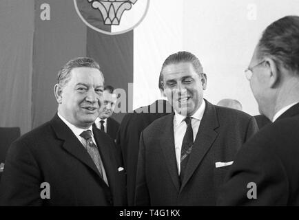 Il Associaton bavarese delle città in Augsburg detiene una assemblea plenaria il 17 di Gennaio di 1963. La foto mostra il ministro presidente Alfons Goppel (l) a parlare con il sindaco di Norimberga Andreas Urschlechter. | Utilizzo di tutto il mondo Foto Stock