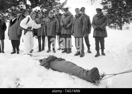 La corona greca principe Konstantin della Grecia in visita la prima divisione del tedesco mountain troopers in Mittenwald il 16 di Gennaio di 1963. La foto mostra il principe della corona di Grecia (quarta di destra) nel mezzo di un gruppo di ufficiali. In primo piano il preperations per il trasporto di una persona ferita è dimostrata. | Utilizzo di tutto il mondo Foto Stock