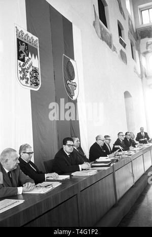 Il Associaton bavarese delle città in Augsburg detiene una assemblea plenaria il 17 di Gennaio di 1963. La foto mostra i presidenti (l-r) Albin Lang (sindaco di Landshut), Helmuth Zimmerer (Sindaco di Würzburg) Hans-Jochen Vogel (sindaco di Monaco di Baviera), Andreas Urschlechter (sindaco di Norimberga), Klaus MÜLLER (sindaco di Augusta), chief direttore municipale Heinz Jobst Leonhard Holzberger (sindaco di Marktredwitz), Theodor Matthieu (sindaco di Bamberg), Wolfgang Steininger (sindaco di Amberg) und Egid Trost (sindaco di Brückenau). | Utilizzo di tutto il mondo Foto Stock