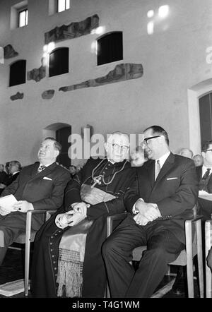 Il Associaton bavarese delle città in Augsburg detiene una assemblea plenaria il 17 di Gennaio di 1963. La foto mostra il titolo onorario di ospiti (l-r) ministro presidente Alfons Goppel Vescovo Josef Freundorfer e ministro degli interni di Heinrich Junker, sullo sfondo di una parete del ricostruito camera cerimoniale in cui i frammenti conservati dell'ex muro dipinto sono state incluse. | Utilizzo di tutto il mondo Foto Stock