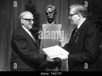 Scrittore Kurt R. Großmann (l) riceve il Libro Albert-Schweitzer prezzo durante una cerimonia che si terrà il 13 di Gennaio di 1963 da redattore Helmut F. Kindler per la sua biografia su Karl von Ossietzky, che verrà presto pubblicato. | Utilizzo di tutto il mondo Foto Stock