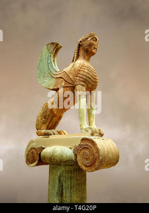 Grande Sfinge di Naxos seduto su una colonna ionica circa 560 A.C. Delphi Museo Archeologico. Foto Stock