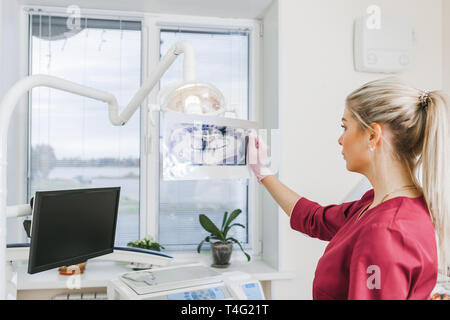 Panoramic apparecchiature odontoiatriche a raggi X in mano, studio dentistico Foto Stock