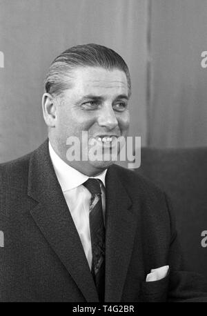 Il Associaton bavarese delle città in Augsburg detiene una assemblea plenaria il 17 di Gennaio di 1963. La foto mostra il sindaco di Norimberga Andreas Urschlechter. | Utilizzo di tutto il mondo Foto Stock