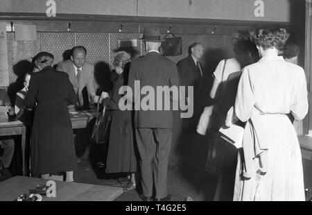 Elezioni generali del Bundestag tedesco 1953 - stazione di polling a Francoforte. | Utilizzo di tutto il mondo Foto Stock