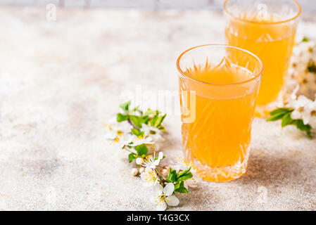 Bicchieri con un fresco e succo di mele o di sidro di mele Foto Stock