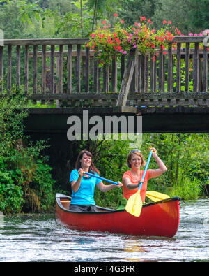 Due donne navigazione in canoa sul fiume in Baviera Foto Stock