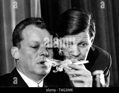 Willy Brandt (l) e il senatore dell'Interno Helmut Schmidt (r) parlare durante una riunione del DOCUP il 25 settembre 1965. | Utilizzo di tutto il mondo Foto Stock