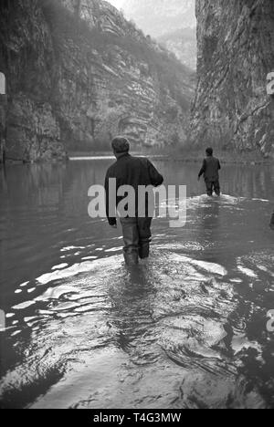 Il cancelliere tedesco Willy Brandt è la pesca in un fiume vicino a Riva del Garda in Italia durante la sua vacanza in aprile 1971. | Utilizzo di tutto il mondo Foto Stock