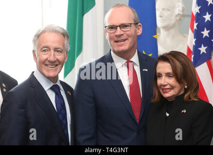 Camera dei rappresentanti degli Stati Uniti speaker Nancy Pelosi (destra) e membro del Congresso Richard Neal (sinistra) sono accolti da Simon COVENEY, dell'Irlanda e Tanaiste il Ministro per gli Affari Esteri e del commercio a casa Iveagh, Dublino, come lei arriva per l inizio di una quattro giorni di visita in Irlanda e in Irlanda del Nord. Foto Stock