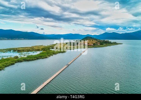 Vista aerea di isola di Agios Achilios nel lago piccolo Prespes, Grecia settentrionale Foto Stock