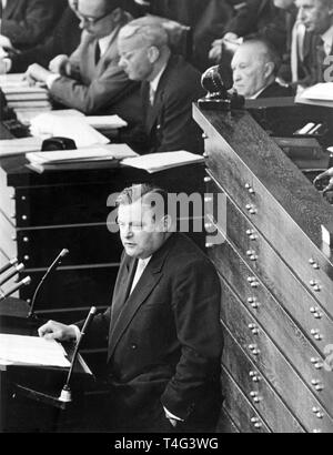 Uomo politico tedesco Franz Josef Strauss (CSU) durante un atomo-dibattito presso il Bundestag tedesco a sessione il 10 maggio 1957 con (l-r) Heinrich von Brentano Franz Bluecher und Konrad Adenauer a Bonn (Renania settentrionale-Vestfalia (Germania). | Utilizzo di tutto il mondo Foto Stock