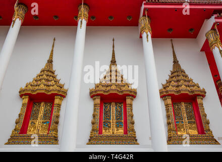 La squisita arte su windows di Thai tempio Wat Bang Pla - Samut Sakhon, Thailandia Foto Stock