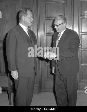 Der Regierende Bürgermeister von Berlin, Willy Brandt (l, SPD), empfängt am 25.03.1965 in seinem Arbeitszimmer im Rathaus Schöneberg den neuen Leiter der Deutschen Bundesbahn Verwaltungsstelle Berlino, Bundesbahndirektor Norbert Wahl, zu einem Antrittsbesuch. Wahl hatte am 1. März sein Amt übernommen. Ein guerra Gesprächspunkt u.a. die situazione bei der unter sowjetzonaler Verwaltung stehenden Berliner S-Bahn. | Utilizzo di tutto il mondo Foto Stock