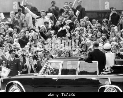 Queen Elizabeth II (R) e il Primo Ministro bavarese Alfons Goppel sono la guida in una limousine aperto dalla stazione di Monaco di Baviera per la cancelleria di Stato il 21 maggio 1965. | Utilizzo di tutto il mondo Foto Stock