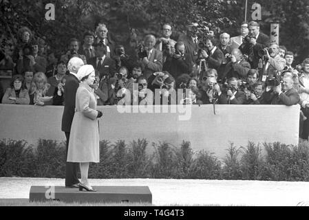 La regina Elisabetta II e il Presidente Federale Walter Scheel durante la riproduzione di un inno nazionale di fronte alla Villa Hammerschmidt di Bonn il 22 maggio 1978. | Utilizzo di tutto il mondo Foto Stock