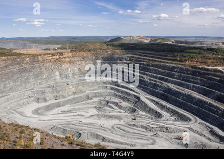 Vista aerea industriale a cielo aperto della cava di data mining con un sacco di macchinari al lavoro - vista dall'alto. Estrazione della calce, gesso, calx, caol Foto Stock