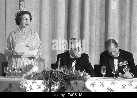 Queen Elizabeth II dà un discorso durante la cena di gala presso la cancelleria di Stato in Mainz il 23 maggio 1978. Bernhard Vogel, Primo Ministro della Renania Palatinato, è seduto al centro e del Principe Filippo è seduto sulla destra. | Utilizzo di tutto il mondo Foto Stock