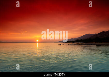 Tramonto sul mare Adriatico con colorati drammatico sky vicino a Starigrad in Dalmazia, Croazia - colore grad filtri utilizzati. Foto Stock