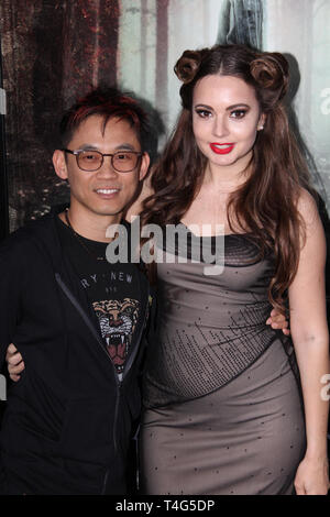 James Wan (produttore) e Ingrid Bisu al Warner Bros Premiere di "La Maledizione di La Llorona'. Tenuto presso il teatro egiziano in Hollywood, CA, 15 aprile 2019. Foto: Richard Chavez / PictureLux Foto Stock