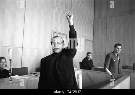 Accusato leader degli studenti Hans-Jürgen Krahl davanti a una corte di assessori laici a Frankfurt am Main il 05 febbraio 1969. Egli è accusato di pesanti sconfinamenti in coincidenza con la coercizione. Egli era stato arrestato il 31 gennaio 1969. | Utilizzo di tutto il mondo Foto Stock