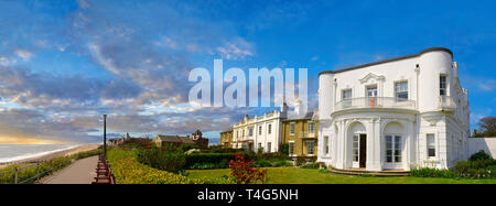 Edwardian House sul lungomare che si affaccia sulla spiaggia oc Southwold, Suffolk, Inghilterra Foto Stock