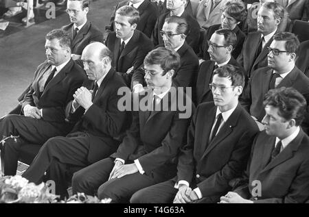 Direttore della Libera Università di Berlino, il prof. Il dott. Hans-Joachim Lieber, Decano della Facoltà filosofica Prof. Dr. Erich Loos e ex presidente AStA Knut Nevermann (l-r) ascoltare il quartetto d'archi, che apre il memoriale di servizio per studente Benno Ohnesorg, che è stato ucciso il 02 giugno 1967 durante una dimostrazione nel completamente occupato Auditorium massima della Libera Università di Berlino il 08 giugno 1967. | Utilizzo di tutto il mondo Foto Stock