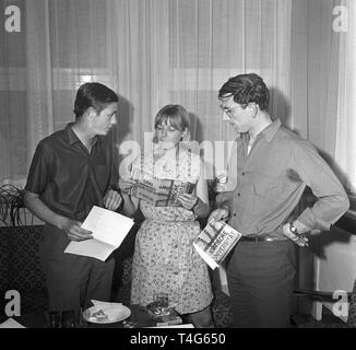 I membri dell'asta della Libera Università di Berlino, (l-r) Reinhard Selke, Sigrid Fromius e AStA presidente Hartmut Häußermann, spiegare la funzione e il metodo di lavoro della 'critici università". | Utilizzo di tutto il mondo Foto Stock