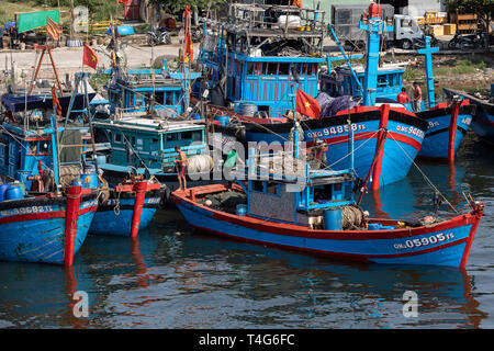 Blu barche da pesca Ormeggiato sul fiume Han In Da Nang Vietnam Foto Stock