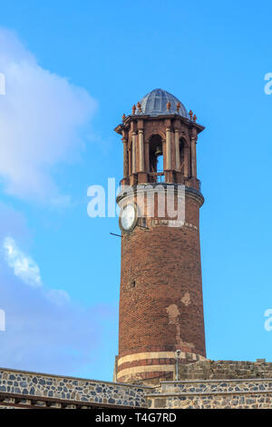 Guardare la storica torre di castello di Erzurum a Erzurum, Turchia Foto Stock