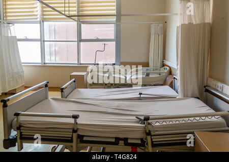 Stanza di ospedale vuoto letti paziente Foto Stock