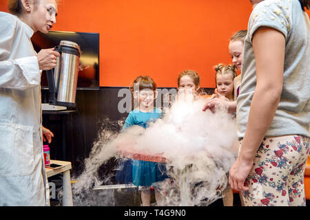 Chemical spettacolo per bambini. Il Professor effettuati esperimenti di chimica con azoto liquido sul compleanno bambina. Foto Stock