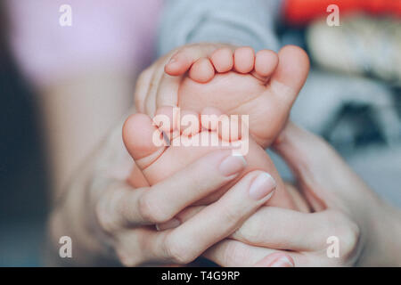 Marshmallow cacao in una tazza monouso con due tubi nelle mani di una donna Foto Stock