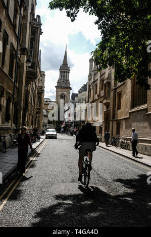 Un Oxford studente in bicicletta lungo Turl Street, tra Exeter College sulla sinistra e Jesus College sulla destra. In corrispondenza della estremità lontana del Turl Street è la Chiesa Foto Stock