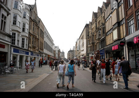 Cornmarket Street (una delle principali strade dello shopping) in Oxford, Regno Unito Foto Stock