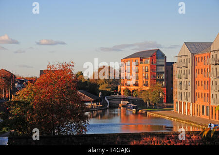 Architettura moderna a Chester, dalle mura della città vecchia. Foto Stock