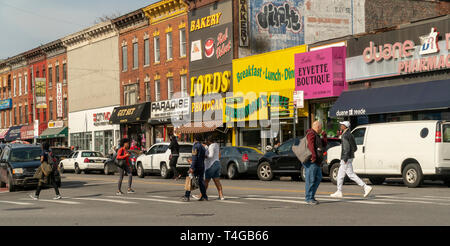 Shopping presso l'ultima fermata, Flatbush Avenue, sul numero 2 linea metropolitana della Flatbush quartiere di Brooklyn a New York Sabato, 13 aprile 2019. (Â© Richard B. Levine) Foto Stock