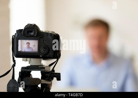 Riprese video o fare foto utilizzando la fotocamera sul cavalletto Foto Stock