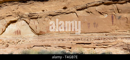 Immagine di antica pittogrammi creati dai nativi americani; Horseshoe Canyon, il Parco Nazionale di Canyonlands, Emery County, Utah, Stati Uniti d'America. Foto Stock