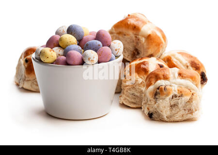 Pasqua uova di cioccolato con la croce panini isolato su bianco Foto Stock