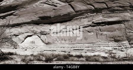 Immagine di antica pittogrammi creati dai nativi americani; Horseshoe Canyon, il Parco Nazionale di Canyonlands, Emery County, Utah, Stati Uniti d'America. Foto Stock