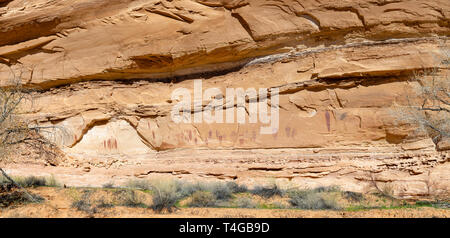 Immagine di antica pittogrammi creati dai nativi americani; Horseshoe Canyon, il Parco Nazionale di Canyonlands, Emery County, Utah, Stati Uniti d'America. Foto Stock