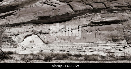 Immagine di antica pittogrammi creati dai nativi americani; Horseshoe Canyon, il Parco Nazionale di Canyonlands, Emery County, Utah, Stati Uniti d'America. Foto Stock