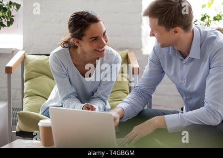 Manager maschio e femmina lavoratore di ufficio per divertirsi durante il lavoro Foto Stock