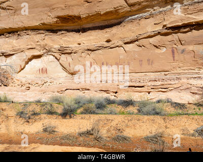 Immagine di antica pittogrammi creati dai nativi americani; Horseshoe Canyon, il Parco Nazionale di Canyonlands, Emery County, Utah, Stati Uniti d'America. Foto Stock