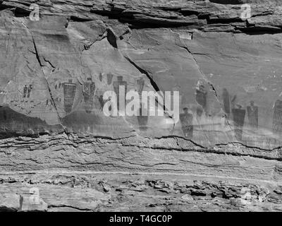 Immagine di antica pittogrammi creati dai nativi americani; Horseshoe Canyon, il Parco Nazionale di Canyonlands, Emery County, Utah, Stati Uniti d'America. Foto Stock