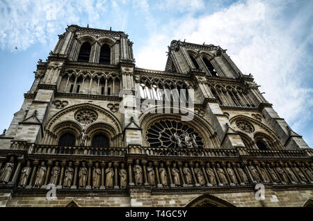 Notre-Dame de Paris, cattedrale cattolica medievale sull'Île de la Cité nel IV arrondissement di Parigi, Francia. Torri con facciata ovest e rosone Foto Stock