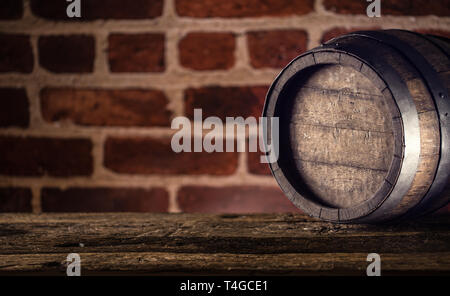 Vino Birra cognac whisky o rum di canna sul tavolo di legno Foto Stock