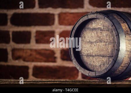 Vino Birra cognac whisky o rum di canna sul tavolo di legno Foto Stock