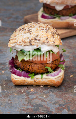 Hamburger vegano su un sfondo di ardesia Foto Stock
